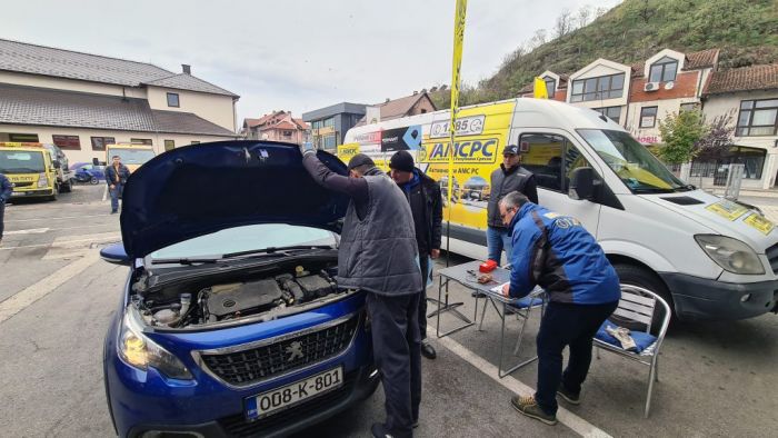 FOTO: Dobojski Info | NEDOSTACI NA VOZILIMA U FOKUSU: AMS Republike Srpske sprovodi besplatne kontrole uoči zimskih uslova