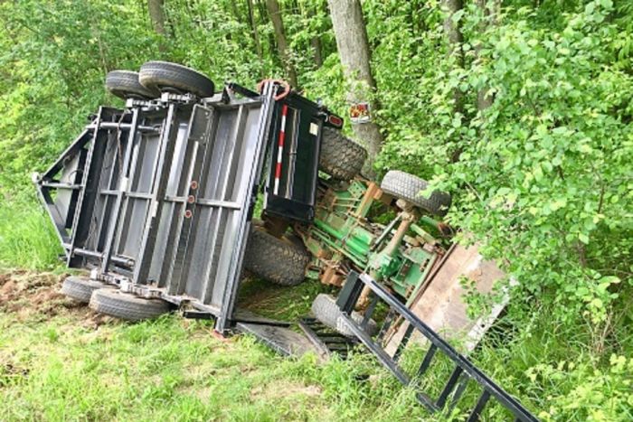 FOTO: Dobojski Info | DOBOJ: Poginuo pri prevrtanju traktora u svom dvorištu