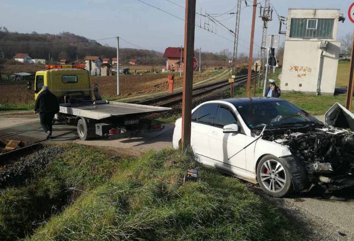 FOTO: Dobojski Info | DOBOJ: Putnički voz udario automobil na prelazu u Ostružnji Gornjoj