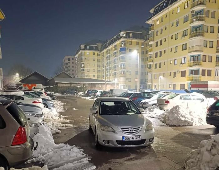 FOTO: Dobojski Info | BAHATO PARKIRANJE U DOBOJU: Problem koji nervira građane