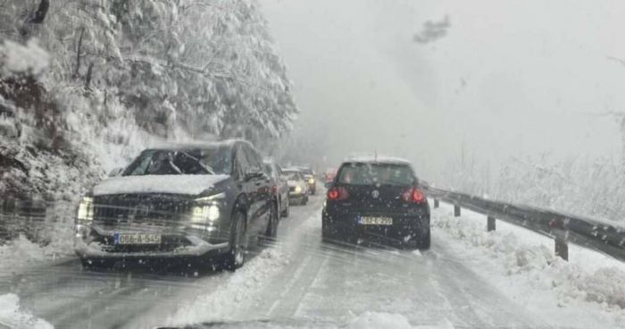 FOTO: Dobojski Info | PUTEVI: Usporen saobraćaj zbog snijega