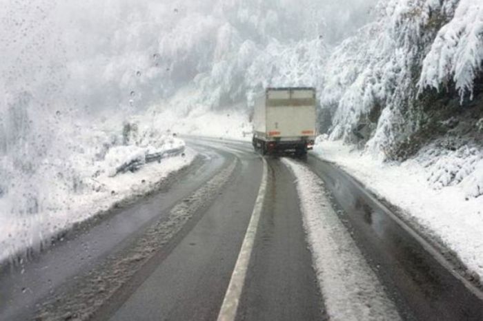 FOTO: Dobojski Info | PUTEVI: Na prevojima Rogoj i Čemerno zbog snijega otežan saobraćaj