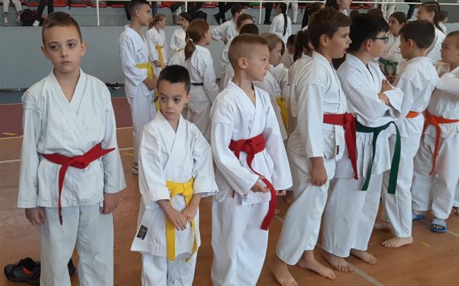 FOTO: Dobojski Info | OTVORENA LIGA ŠAMPIONA: Karate Klub "Vila" iz Doboja osvojio 12 medalja