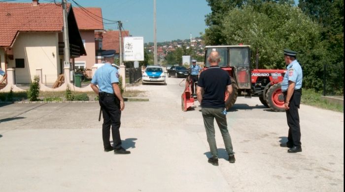 FOTO: Dobojski Info | MIROSLAV BOROJEVIĆ NASTAVLJA SERIJU PROTESTA U DOBOJU: Traži bezbjedan put za djecu