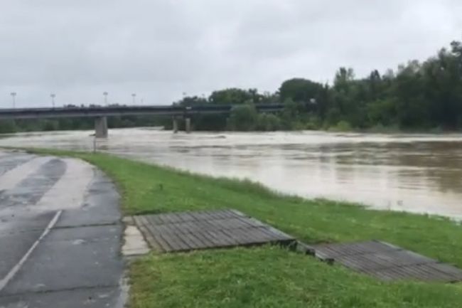 FOTO: Dobojski Info | Zatvoreni granični prelazi Kostajanica i Kozarska Dubica zbog poplava, preporučuje se izbjegavanje prelaza Novi Grad-Dvor na Uni