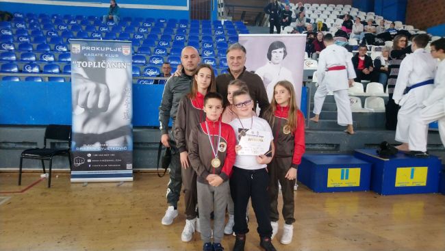 FOTO: Dobojski Info | POLETARCI KARATE KLUBA "VILA" DOBOJ: Briljantan nastup u Beogradu. (FOTO)