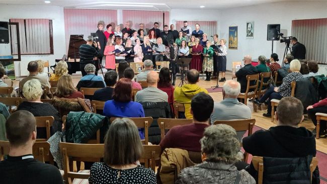 FOTO: Dobojski Info | DOBOJ: Promovisana monografija o 10 godina rada Srpskog crkveno pjevačkog društva "Bogoljublje"