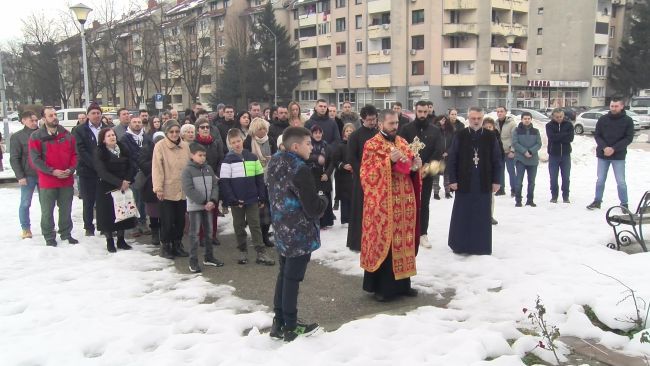 FOTO: RTV Doboj | DOBOJ: Služen pomen Spomenku Gostiću najmlađem borcu VRS