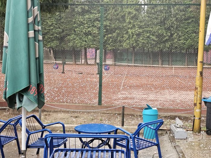 FOTO: Dobojski Info | OLUJNO NEVRIJEME POGODILO DOBOJ: Padao krupan led i obilna kiša