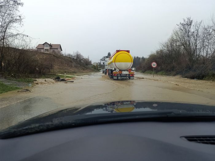 FOTO: Viber grupa Dobojradar | DOBOJ: Voda prekrila magistralni put M17, otežan saobraćaj