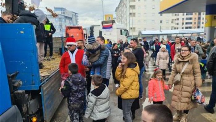 DOBOJ: Kamioni defilovali kroz grad, najmlađima podijeljeni paketići