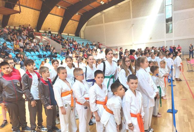 FOTO: Dobojski Info | DOBOJ: Karate klub "Vila" osvojio drugo mjesto na 30. Memorijalnom karate kupu Dragan Tot – Totka u Bačkoj Palanci