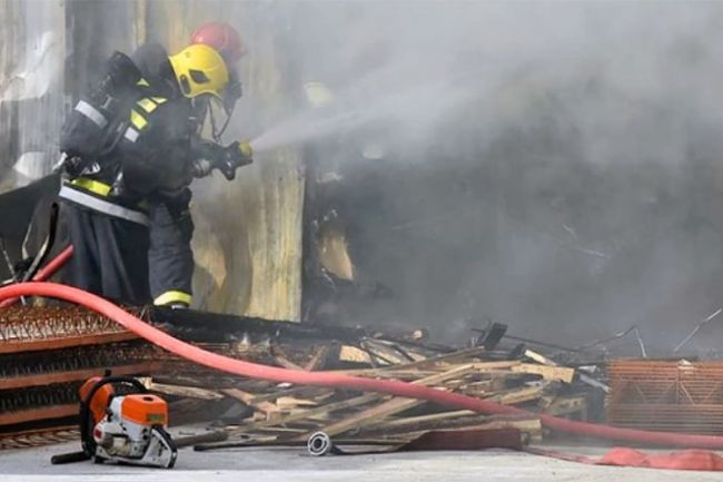 FOTO: Dobojski Info | DOBOJ: U požaru izgorio dio kuće, danas uviđaj