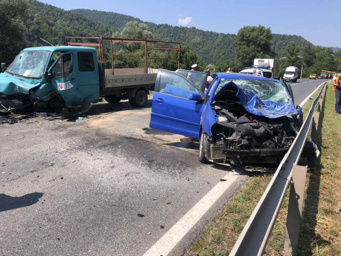 FOTO: Ilustracija | DOBOJ: Najmanje jedno lice povrijeđeno u sudaru putničkog i teretnog vozila