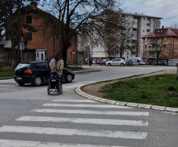 FOTO: Mirko Mišić Dobojski Info | DOBOJSKO NASELJE PIJESKOVI BEZ TROTOARA: Kako doći do svojih domova? (FOTO)