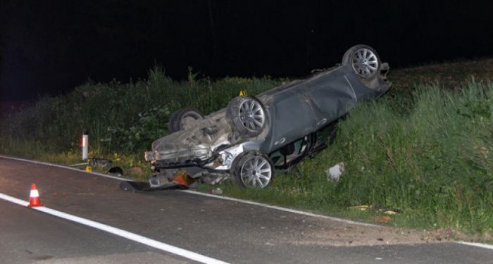 FOTO: Ilustracija | TEŠKA NESREĆA KOD DOBOJA: Maloljetnik sa automobilom sletio sa puta i poginuo