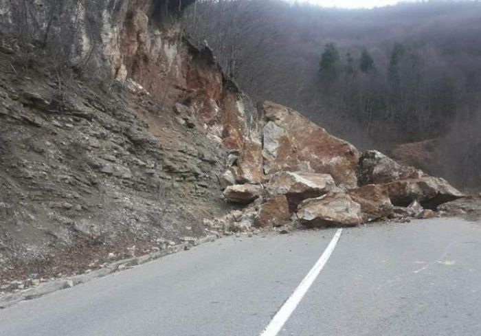 FOTO: Dobojski Info | PUTEVI: Učestali odroni u usjecima