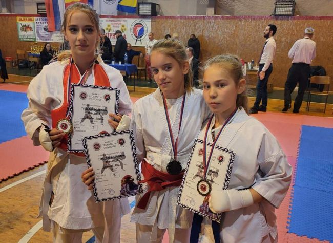 FOTO: Dobojski Info | DOBOJ: Karatisti "Vile" osvojili šest medalja na međunarodnom kupu "Titelski pobednik 2023"