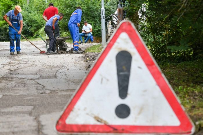 FOTO: Dobojski Info | PUTEVI: Sanacija kolovoza između Bijeljine i Brčkog, vozači oprez