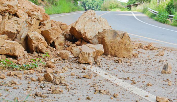 FOTO: Dobojski Info | PUTEVI: Kolovozi suvi, ponegdje magla i odroni zemlje ili kamenja