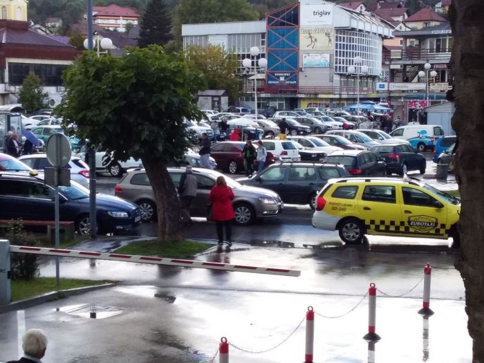 FOTO: Dobojski Info | ZABRANA RADA &quot;EUROTAXIJU&quot;: Jerinić jedno saobraćajni inspektor drugo.