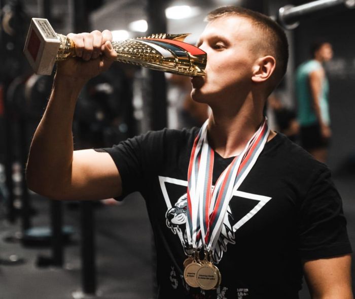 FOTO: Dobojski Info | DOBOJ: Aleksandar Šutalo osvojio osam zlatnih medalja na Državnom prvenstvu u streetliftingu u Nišu