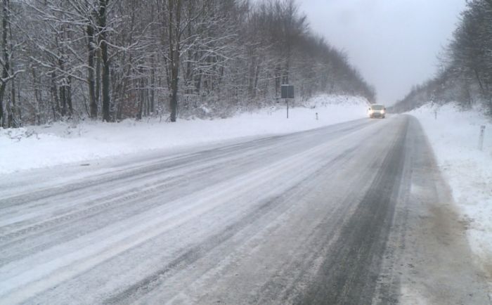 PUTEVI: Vozači da paze zbog poledice