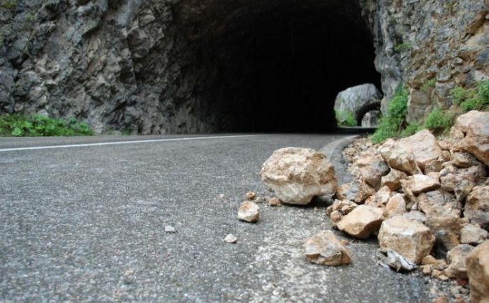 FOTO: Dobojski Info | PUTEVI: Kolovozi mokri, u usjecima mogući odroni