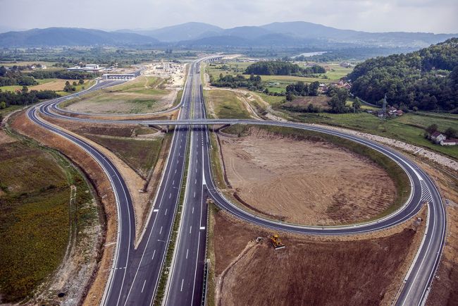 FOTO: Dobojski Info | DOBOJ: Sredstva za dionicu Doboj-Vukosavlje biće deblokirana. A protivusluga Dodika je?