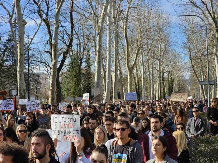 FOTO: Dobojski Info | PANIKA REŽIMA: Zaključali gimnazijalce da spriječe podršku studentima!