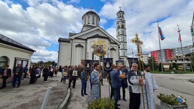 FOTO: Dobojski Info | DOBOJ: Litija krenula gradskim ulicama