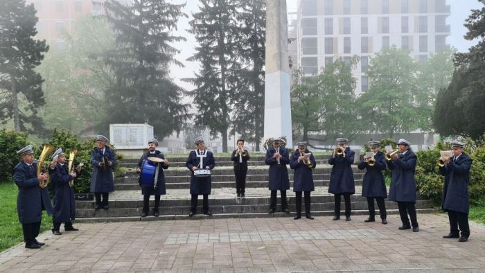 FOTO: Dobojski Info | DOBOJ: Prvomajski uranak uz zvuke duvačkog orkestra