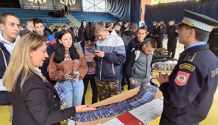 FOTO: Dobojski Info | DOBOJ: Srednjoškolci upoznati o Srednjoj školi unutrašnjih poslova