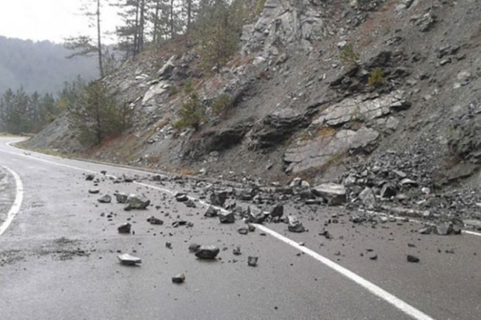 FOTO: Dobojski Info | PUTEVI: Potreban oprez na dionicama u usjecima zbog učestalih odrona