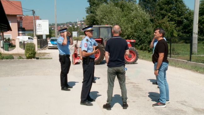 FOTO: Dobojski Info | BOROJEVIĆ BELI BLOKIRAO ULICU "DOBOJSKIH BRIGADA": Danas još dvije blokade puta 