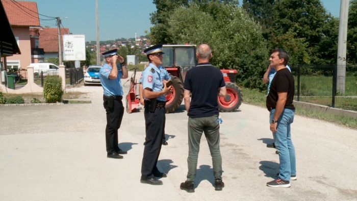 FOTO: Dobojski Info | BOROJEVIĆ BELI BLOKIRAO ULICU &quot;DOBOJSKIH BRIGADA&quot;: Danas još dvije blokade puta 