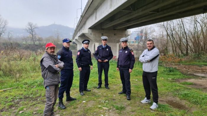 FOTO: Dobojski Info | „PITAO SAM JE ZAŠTO TO RADIŠ“ Mladić i policajci spasili djevojku iz hladne rijeke Bosne