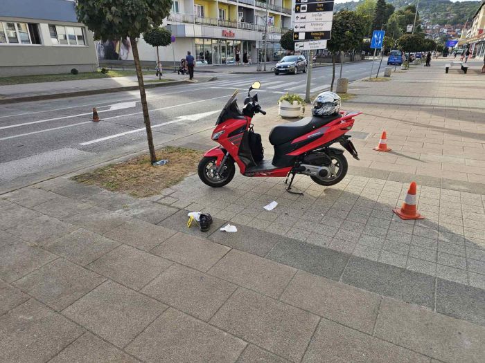 FOTO: Dobojski Info | SAOBRAĆAJNA NEZGODA U DOBOJU: Povrijeđen vozač mopeda