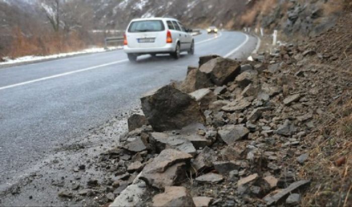 FOTO: Dobojski Info | PUTEVI: Oprezna vožnja zbog mogućih sitnih odrona