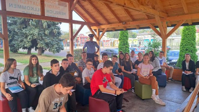 FOTO: Dobojski Info | DOBOJ: Školski policajci PU Doboj završili obuku za unapređenje bezbjednosti u školama