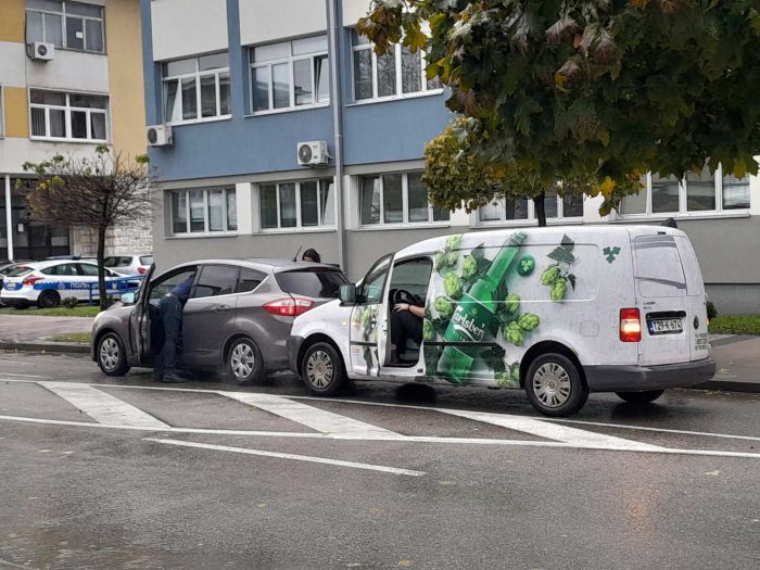 FOTO: Dobojski Info | SAOBRAĆAJNA NEZGODA KOD POLICIJSKE UPRAVE: Nepažnja, brza vožnja, loše odstojanje. 