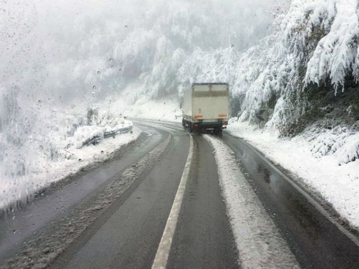 FOTO: Dobojski Info | PUTEVI: Otežan saobraćaj zbog ugaženog snijega, potreban oprez