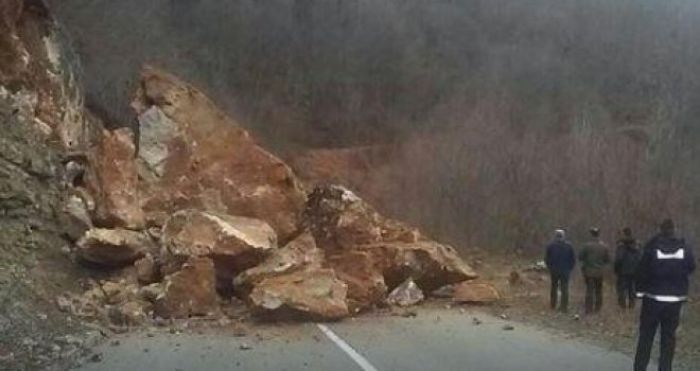 FOTO: Dobojski Info | PUTEVI: Zbog odrona obustavljen saobraćan na putu Crna Rijeka-Jajce