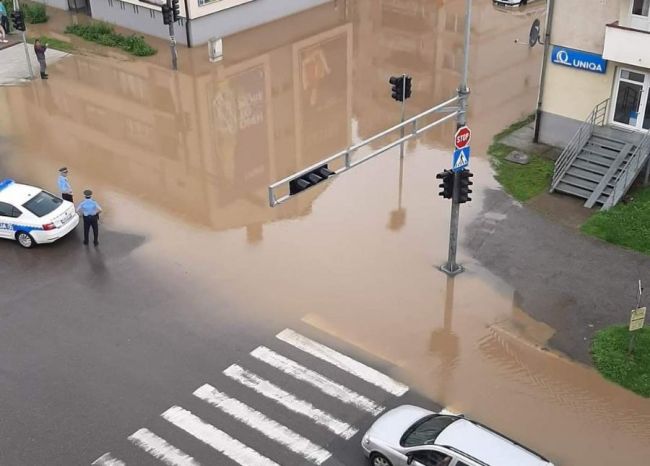 FOTO: Dobojski Info | Jako nevrijeme pogodilo Doboj, pojedine gradske ulice pod vodom