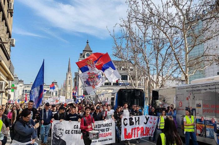 Studenti, profesori i građani na ulicama