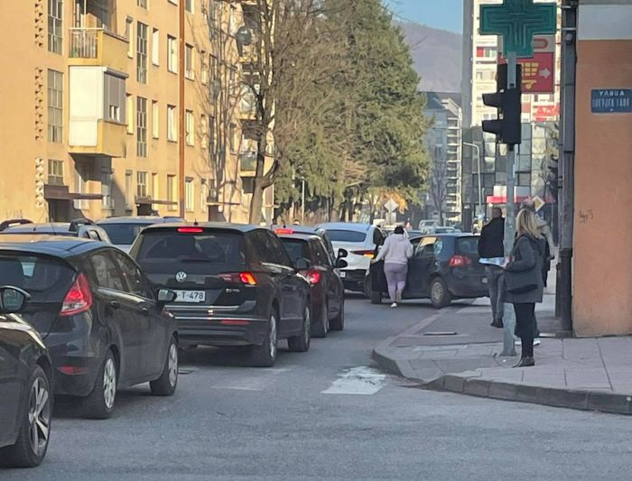 FOTO: Dobojski Info | DOBOJ: Saobraćajna nezgoda na raskrsnici u centru grada izazvala velike gužve