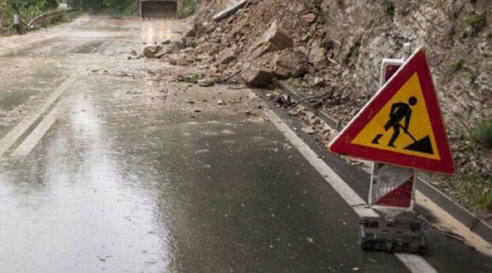 FOTO: Dobojski Info | PUTEVI: Učestali odroni, vozači oprez