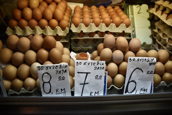 FOTO: Dobojski Info | Kako isti vlasnik trgovine i fabrike podiže cijene svojih proizvoda, a poskupljenje jaja pravdaju cijenom plina u EU