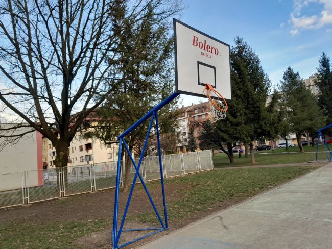 FOTO: Dobojski Info | BAHATOST I PRIMITIVIZAM SE NASTAVLJAJU: Polomljen koš kod škole "Sv. Sava"