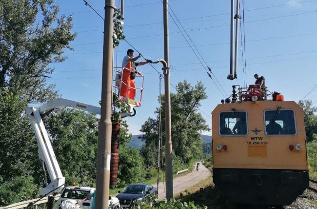 FOTO: Dobojski Info | POSLJEDICE OLUJNOG NEVREMENA PREKID ŽELJEZNIČKOG SAOBRAĆAJA: Otklanjaju se kvarovi na elektro mreži. (FOTO)